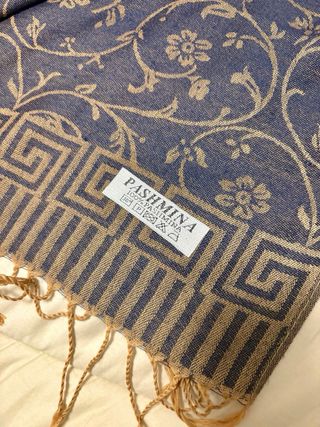 Sciarpa nuova con fantasia floreale