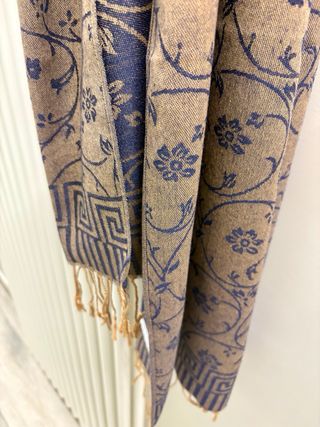 Sciarpa nuova con fantasia floreale