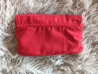 Pochette rossa con fiocco a pois