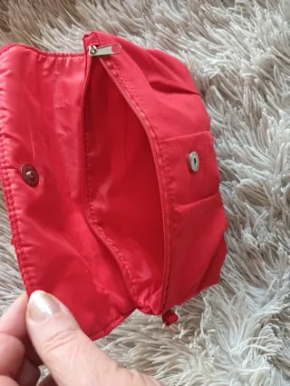 Pochette rossa con fiocco a pois