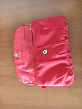 Pochette rossa con fiocco a pois