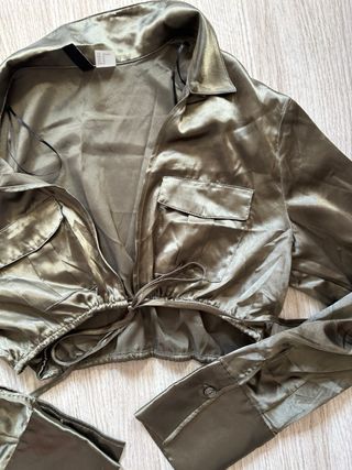Camisa verde satinada crop