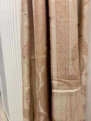 Sciarpa beige con fantasia floreale