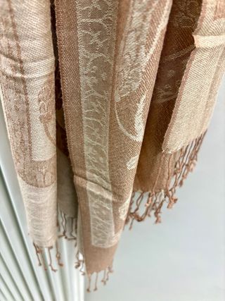 Sciarpa beige con fantasia floreale