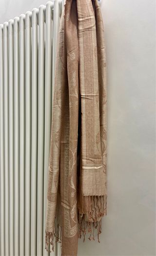 Sciarpa beige con fantasia floreale