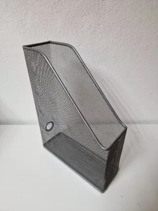 Archivador vertical metálico gris para escritorio