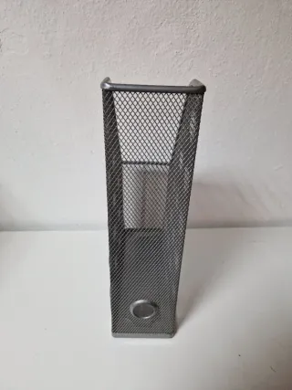 Archivador vertical metálico gris para escritorio