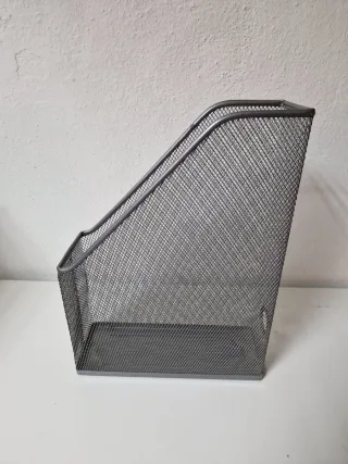 Archivador vertical metálico gris para escritorio