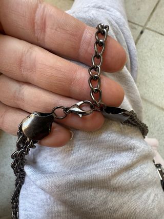 Collar plateado con pedrería y flecos