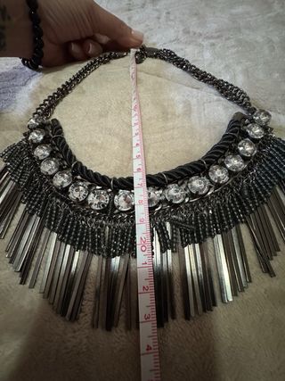 Collar plateado con pedrería y flecos