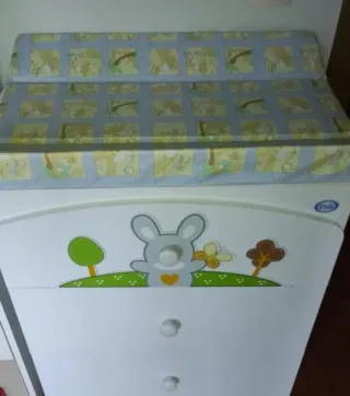 Cuna y cambiador de bebé