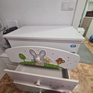 Cuna y cambiador de bebé