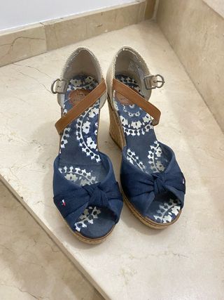 Sandalias cuña Tommy Hilfiger azul y marrón