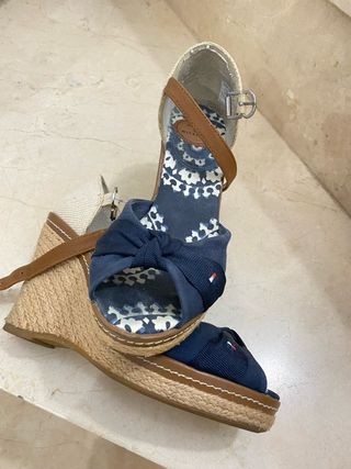 Sandalias cuña Tommy Hilfiger azul y marrón