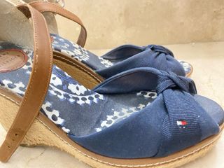 Sandalias cuña Tommy Hilfiger azul y marrón