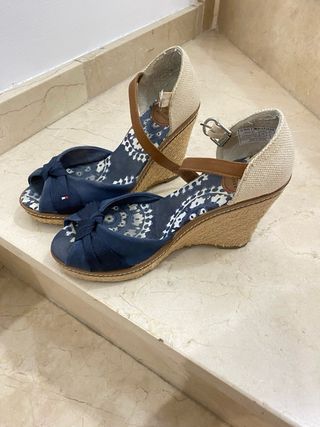 Sandalias cuña Tommy Hilfiger azul y marrón