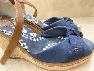 Sandalias cuña Tommy Hilfiger azul y marrón