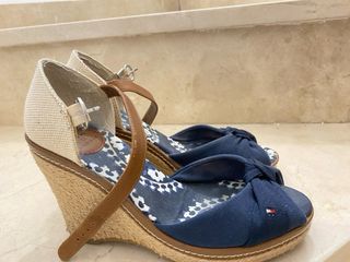 Sandalias cuña Tommy Hilfiger azul y marrón