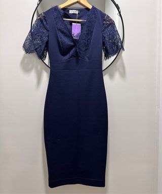Vestido azul de cóctel con encaje