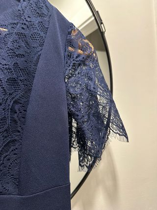 Vestido azul de cóctel con encaje