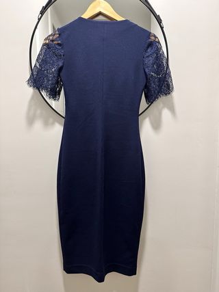 Vestido azul de cóctel con encaje