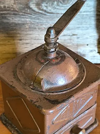 Antiguo Molinillo de café ELMA marrón
