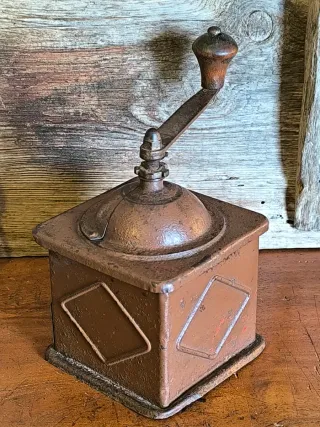 Antiguo Molinillo de café ELMA marrón