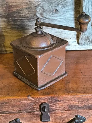 Antiguo Molinillo de café ELMA marrón