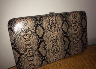 Cartera de mano efecto piel serpiente