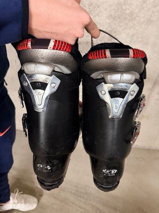 Botas de esquí negras y rojas