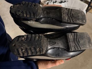 Botas de esquí negras y rojas