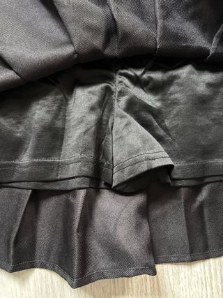 Falda negra de tablas