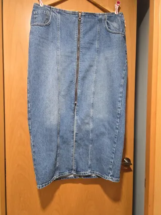 Falda ZARA midi vaquera con cremallera