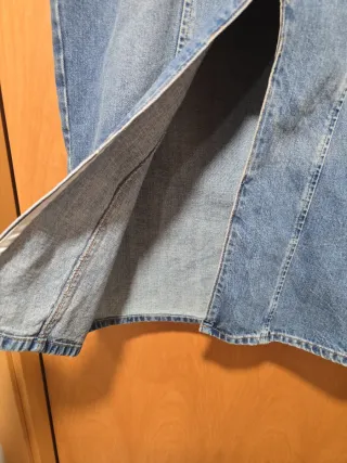 Falda ZARA midi vaquera con cremallera