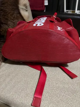 Mochila Louis Vuitton x Supreme Roja