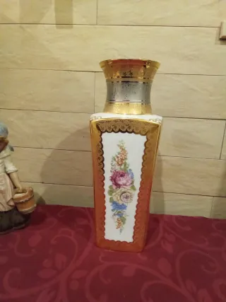 Lámpara de porcelana y jarrón