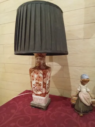 Lámpara de porcelana y jarrón