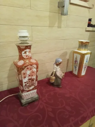 Lámpara de porcelana y jarrón