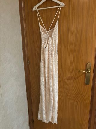Vestido beige ajustado con tirantes