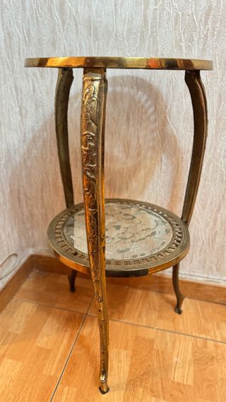 Mesita auxiliar clásica de bronce con espejo.