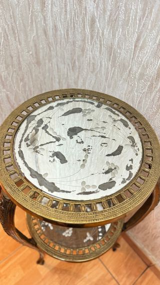 Mesita auxiliar clásica de bronce con espejo.