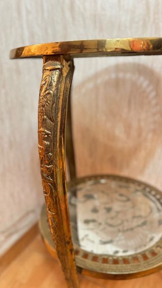 Mesita auxiliar clásica de bronce con espejo.