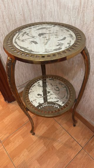 Mesita auxiliar clásica de bronce con espejo.