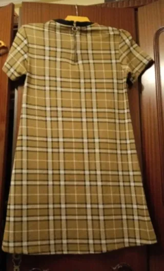 Vestido Stradivarius cuadros beige y marrón