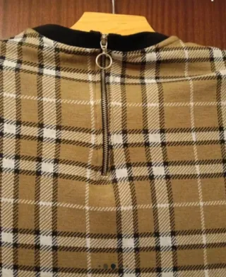 Vestido Stradivarius cuadros beige y marrón