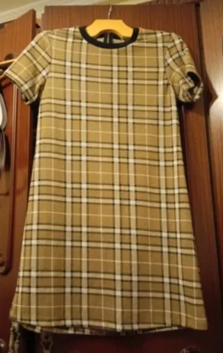 Vestido Stradivarius cuadros beige y marrón