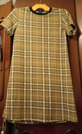 Vestido Stradivarius cuadros beige y marrón