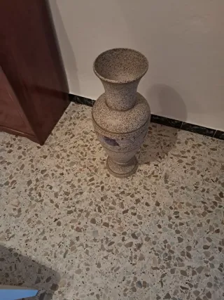 Jarrón de pie de cerámica