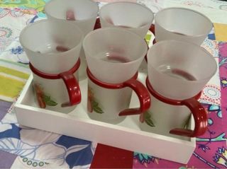 Jarras de cristal con asa roja