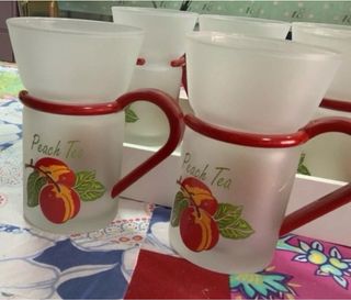 Jarras de cristal con asa roja